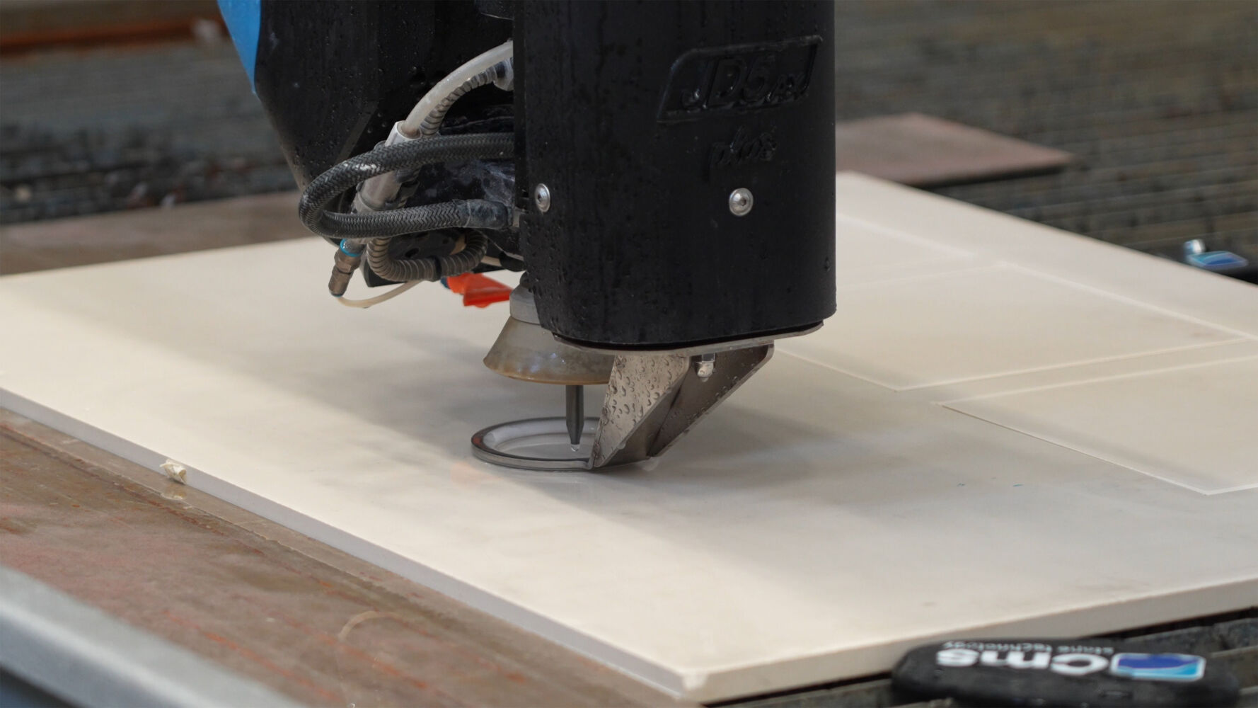 Massima precisione ma con delicatezza? Affidati al taglio waterjet di CMS con tastatura automatica